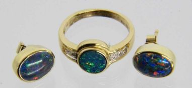 PAAR OHRSTECKER UND RING585/000 Gelbgold mit schwarzen Opal-Tripletten. Ringgr. 57, Brutto ca. 7,9gA