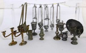 LOT VON 14 TEILEN PUPPENSTUBEN-ZUBEHÖRum 1900 Metall, meist aus Zinn.LOT OF 14 DOLLHOUSE ACCESSORIES