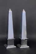 PAAR OBELISKENSchweres, versilbertes Metall. H.37cmA PAIR OF OBELISKS Heavy, silver-plated metal. 37