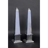 PAAR OBELISKENSchweres, versilbertes Metall. H.37cmA PAIR OF OBELISKS Heavy, silver-plated metal. 37