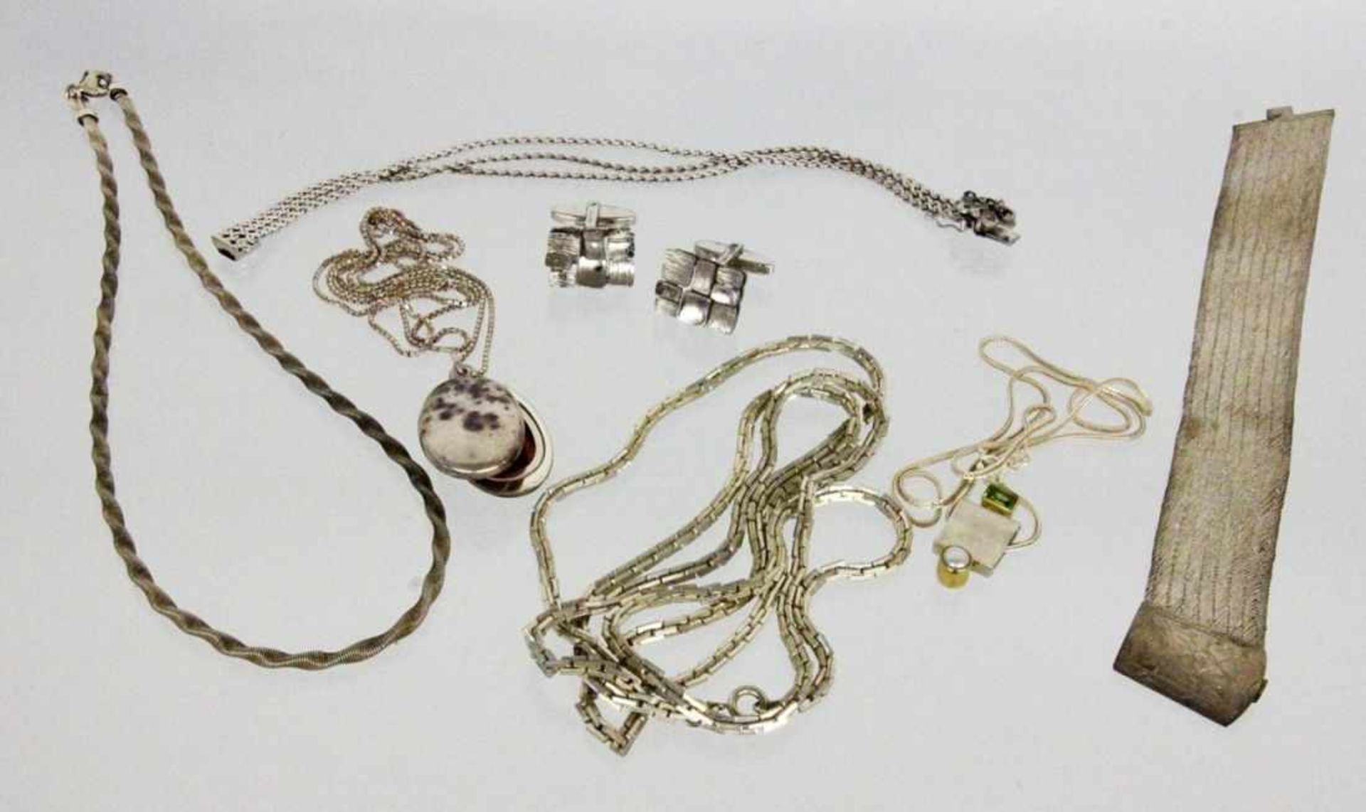 LOT 7 TEILE SILBERSCHMUCKBrutto ca. 126gA LOT OF 7 SILVER JEWELLERY ITEMS Gross weight approximately