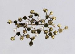 BROSCHE585/000 Gelbgold mit Perlen. L.5cm, Brutto ca. 9,4gA BROOCH 585/000 yellow gold with
