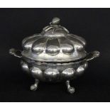 DECKELTERRINE MIT BUCKELDEKORVersilbertes Metall. Hammerschlagdekor. D.22cm, H.25cmA TUREEN WITH