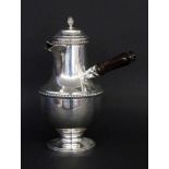 SCHOKOLADENKANNEVersilbertes Metall mit seitlichem Holzgriff. H.28cmA HOT CHOCOLATE JUG Silver-