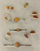 LOT VON 8 TEILEN BERSTEINSCHMUCKmeis in Silber gefaßt.A LOT OF 8 AMBER JEWELLERY ITEMS mostly with