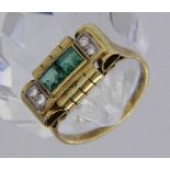 DAMENRING585/000 Gelbgold mit 2 Smaragden und Brillanten. Gr. 56, Brutto ca. 3,8gA LADIES' RING