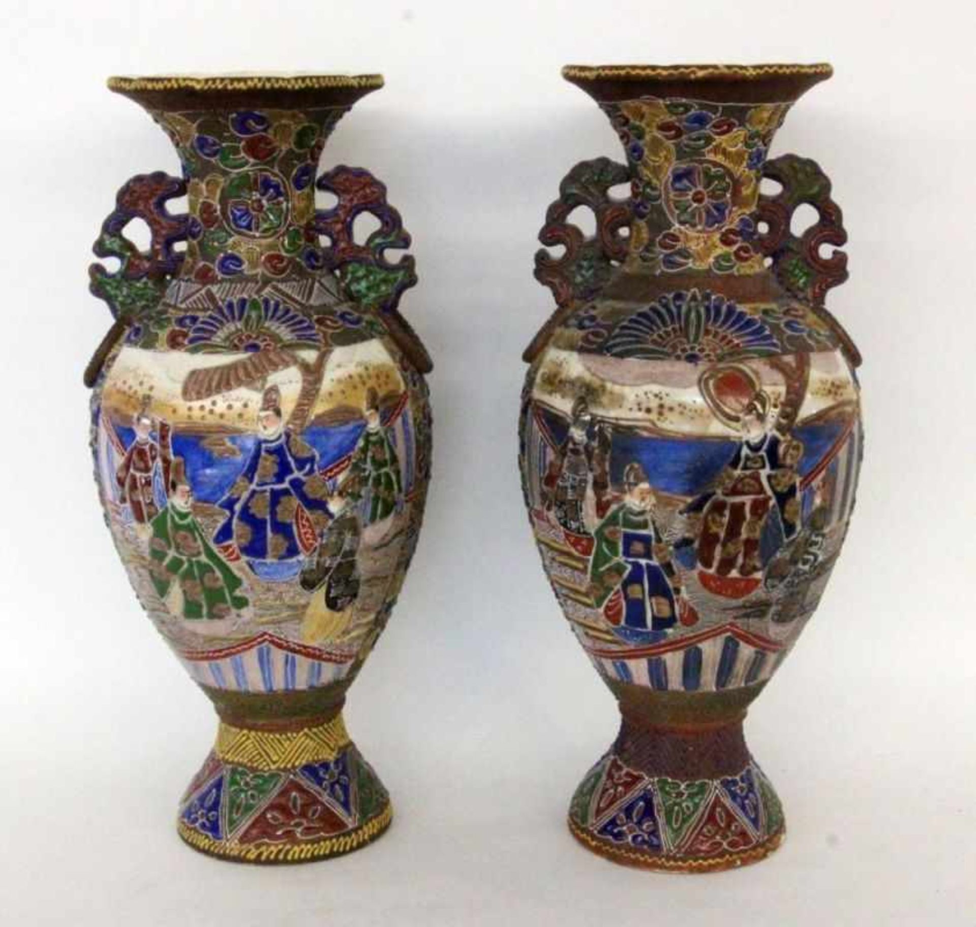PAAR SATSUMA VASENJapan Keramik mit farbiger Emailbemalung. H.47cmA PAIR OF SATSUMA VASES Japan