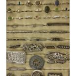 LOT VON 34 TEILEN SCHMUCKmeist SilberA LOT OF 34 JEWELLERY PIECES mostly silver