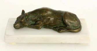 LIEGENDE DOGGEDeutsch um 1900 Patinierte Bronzefigur einer Deutschen Dogge. Auf Marmorsockel. L.