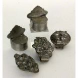 LOT VON 5 TEILEN ZINN19.Jh. Salz und Pfefferdosen und 3 Backmodel.LOT OF 5 PEWTER PIECES 19th