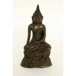 BUDDHA SHAKYAMUNIwohl Südostasien 19.Jh. auf Lotusthron sitzender Buddha mit Bhumisparsha Mudra-