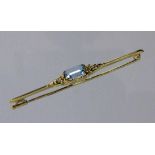 STABBROSCHE585/000 Gelbgold mit Aquamerin. L.7cm, Brutto ca. 4,4gA BAR BROOCH 585/000 yellow gold