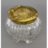 DECKELDOSEFrankreich um 1900 Farbloses Glas mit geschliffenem Dekor und goldfarbenem Metalldeckel.
