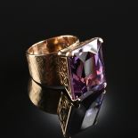 A 14K YELLOW GOLD AND HYDRO THERMAL ALEXANDRITE RING, the mounting centering one 20 2/10 x 14 7/10 x