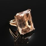 A 14K YELLOW GOLD AND RUTILATED QUARTZ LADY'S RING, the mounting centering an emerald cut