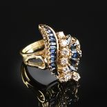 AN 18K YELLOW GOLD, DIAMOND, AND SAPPHIRE LADY'S RING, prong set with six brilliant round cut