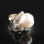 A 14K TWO TONE GOLD, DIAMOND, AND BAROQUE PEARL LADY'S RING, set with a baroque pearl surrounded