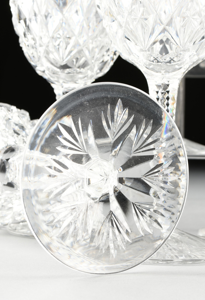 A SET OF TWELVE CRISTALLERIE ST. LOUIS CUT CRYSTAL WATER GOBLETS IN THE "FLORENCE (PINEAPPLE CUT)" - Image 5 of 5