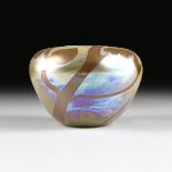 CRAIG ZWEIFEL (American b. 1944) AN IRIDESCENT FREE FORM HAND BLOWN ART GLASS VASE, KETCHUM,