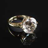 A 10K YELLOW GOLD AND TOPAZ LADY'S RING, the mounting centering a clear topaz measuring