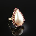 14K MABÉ PEARL, RUBY, AND DIAMOND LADY'S RING, the mounting centering a bezel set mabé pearl