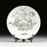 A CHINESE EXPORT FAMILLE ROSE PORCELAIN CHARGER, EARLY/MID 20TH CENTURY, over glaze enamel on