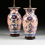 A PAIR OF JAPANESE EXPORT IMARI STYLE PARCEL GILT ENAMELED VASES, LATE MEJI (1868-1913) PERIOD,