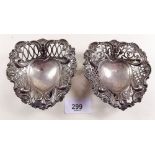 A pair of silver heart form trinket dishes - London 1893 - 10cm