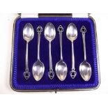 A set of six silver coffee spoons with heart form terminals, cased - Sheffield 1915