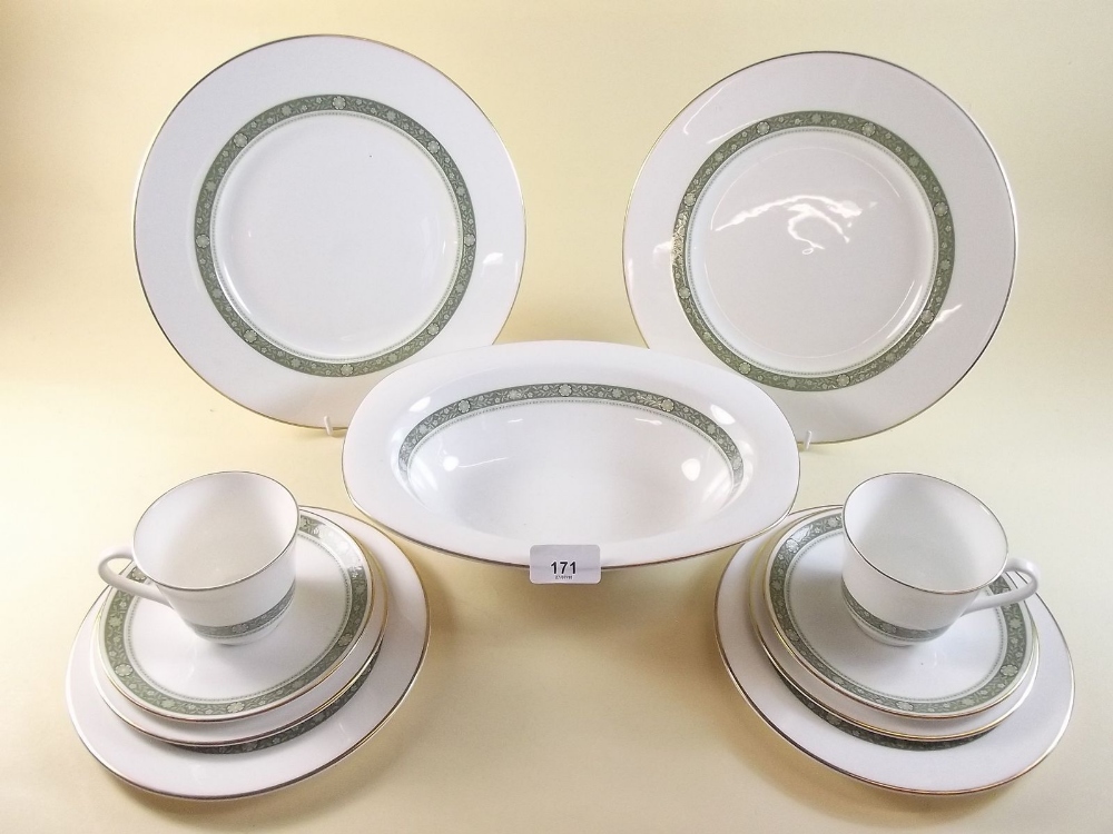 A Royal Doulton Rondelay dinner service comprising: eleven 10" dinner plates (one a/f), six 8"