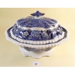 An Adams English Scenic blue and white oval-lidded soup tureen depicting horses - 22cm high