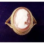 A 9 carat gold cameo ring - size 0