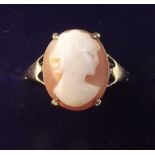 A 9 carat gold cameo ring - size M