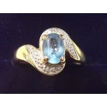 A 9 carat gold blue stone crossover ring - size J 1/2