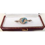 An Edwardian gold brooch with interlaced horseshoes set turquoise and seed pearls - unmarked but