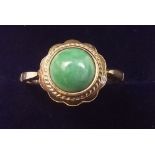 A 9 carat gold ring set green stone - size 0