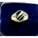 A 9 carat gold signet ring set onyx - size L