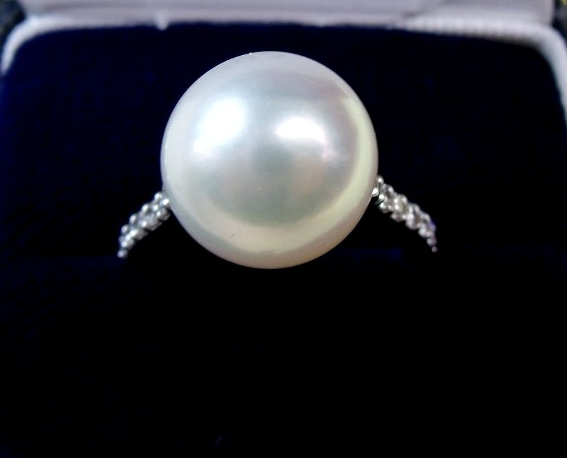 A Beards of Cheltenham 18 carat white gold ring set large pearl on diamond set shoulders