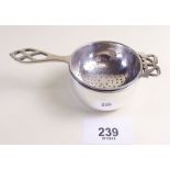 A silver tea strainer and cup - 62g