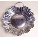 A silver nut dish - London 1894, 88g