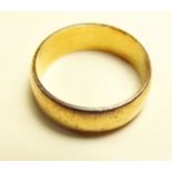 A 22 carat gold wedding band, 6.7g