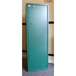 Five gun steel security cabinet in green h.52 ins x w.17 ins x d.9½ ins with keys