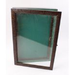 Green baize lined glazed front display case, d.14 ins x w.20 ins x h.4 ins
