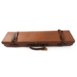 Tan leather gun case stamped Y, green baize lined interior fitted for up to 28 ins barrels