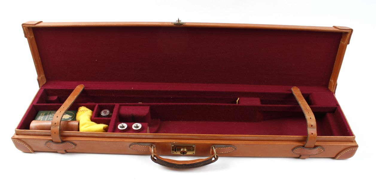 Leather motor case with leather reinforced corners, baize lined fitted interior for 28 ins - Image 2 of 2