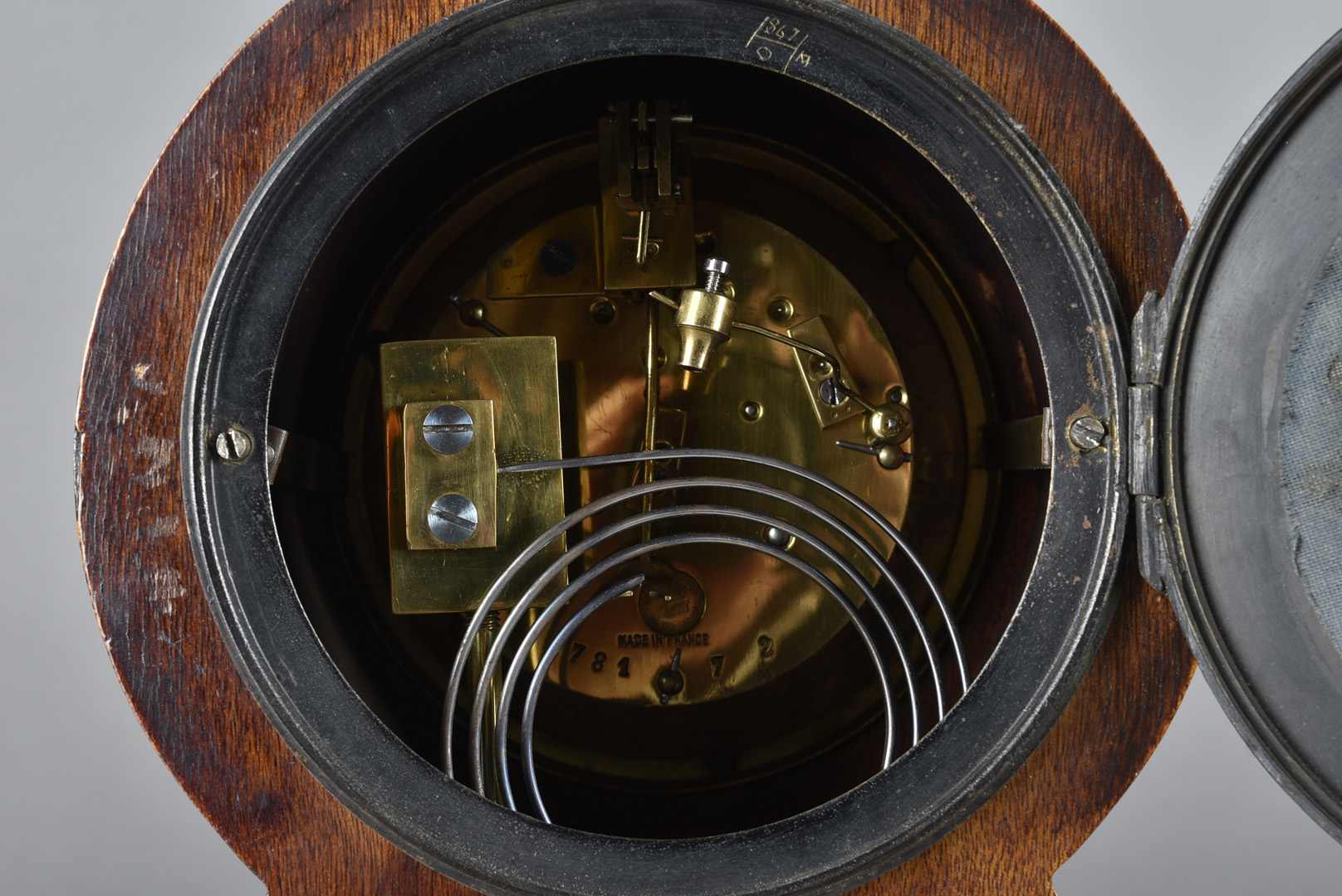 An Edwardian hour glass shaped mahogany and satin strung mantel clock, with eight day French drum - Image 2 of 2