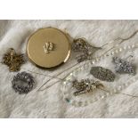 A collection of jewellery, including two damaged 9ct gold necklaces, 2.5g, various costume jewels, a