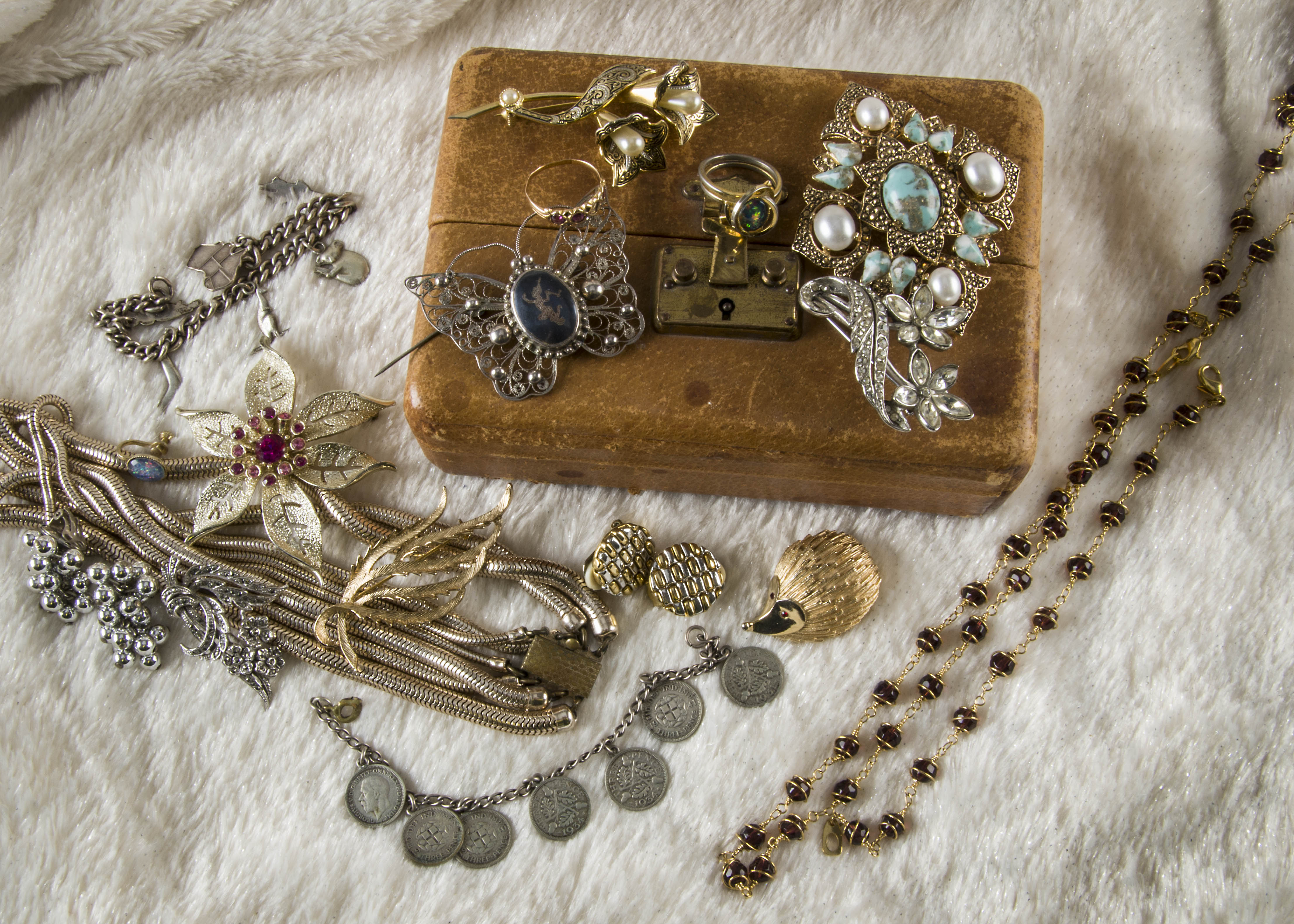 A group of costume jewellery, with a brown jewellery box (parcel)
