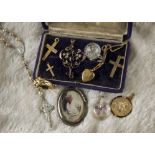 A collection of gold and other jewellery, including an 18ct gold puzzle ring, one ring damaged, 7.