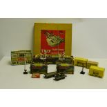 Trix Hornby-Dublo Merit Airfix and other makers 00 Gauge Accessories, Trix Manyways Platform